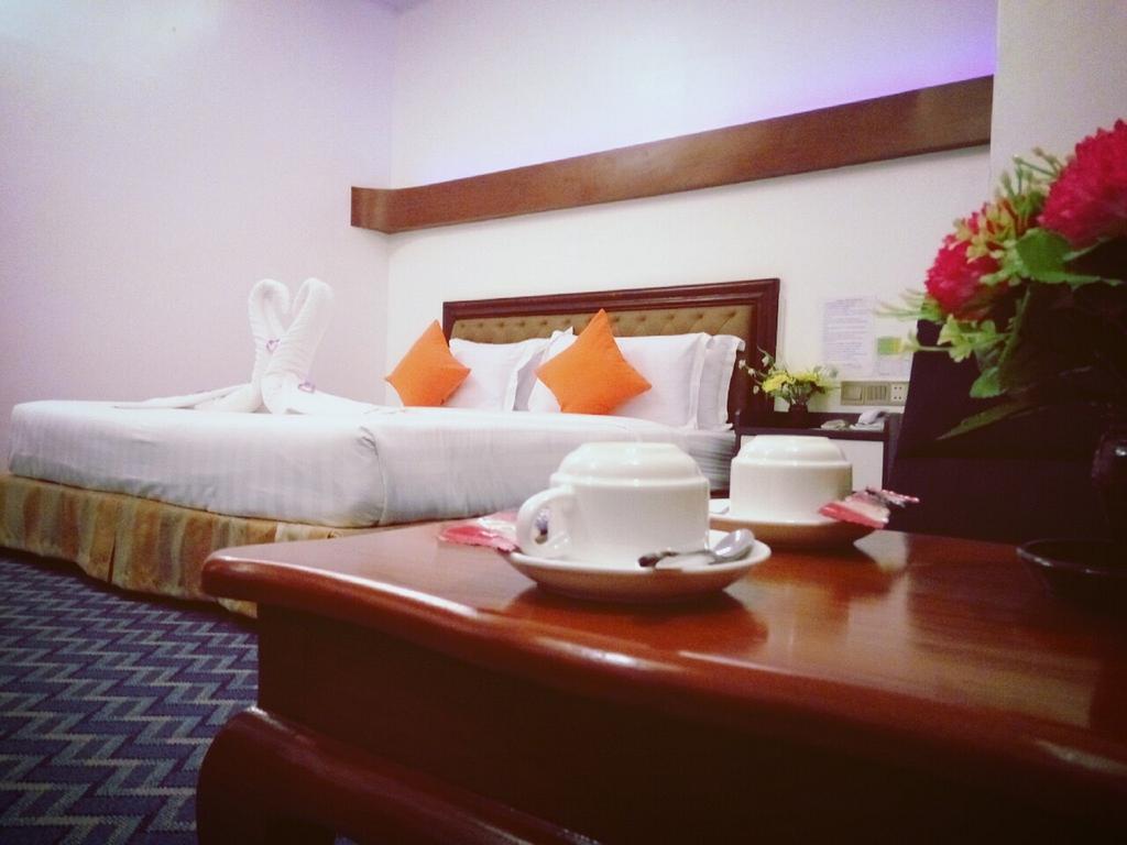 Perfect Hotel Mandalay Exteriör bild